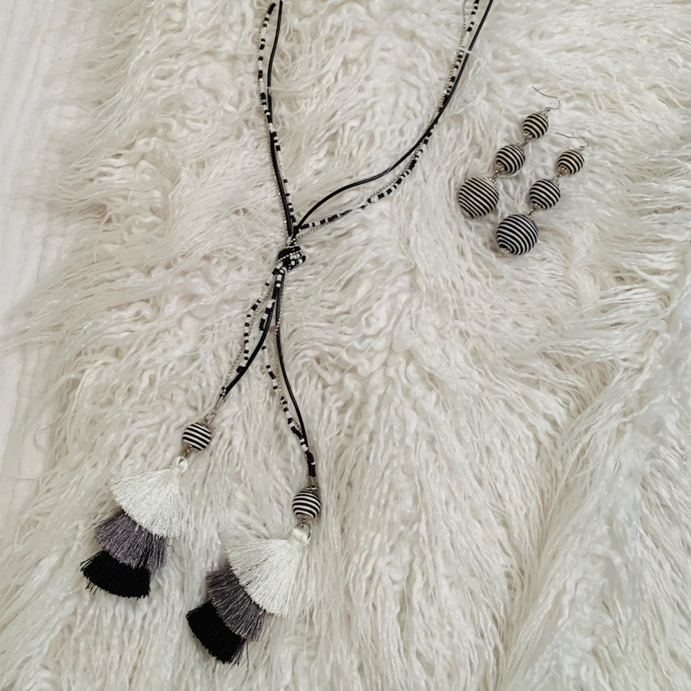 Boutique Necklace & Earring set 🖤🤍